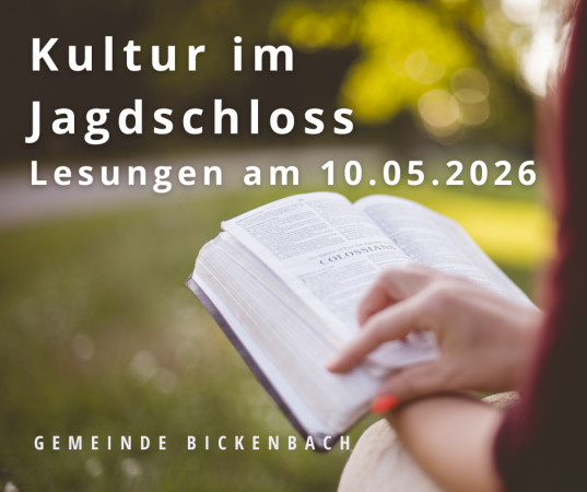 Bild mit Überschrift und jemanden der ein Buch in der Hand hat