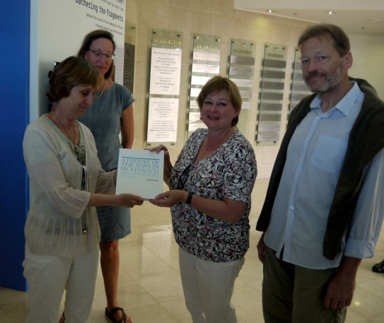 Übergabe des Buches in Yad Vashem