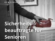 Hand die eine Tasche entwendet